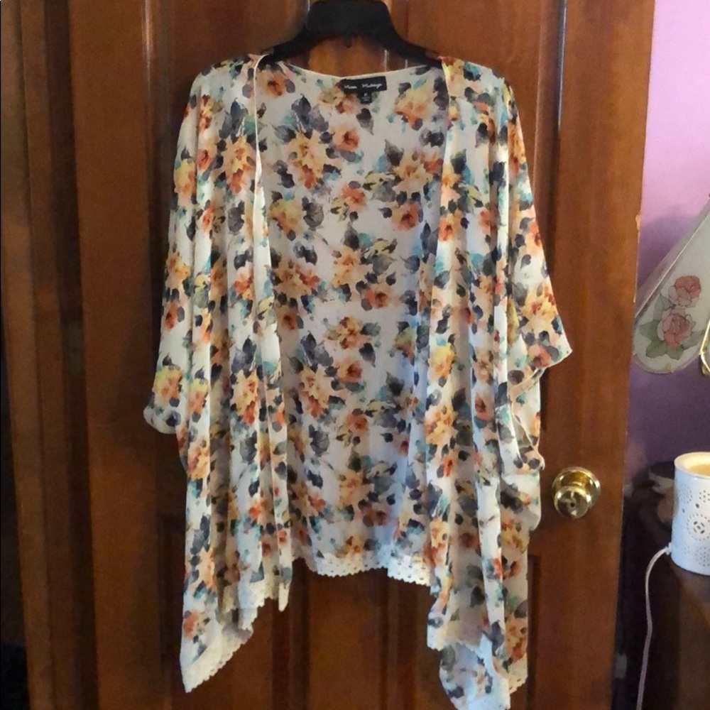 Flowery light shoulder cover